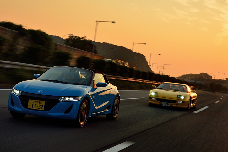 直線での加速力は言うまでもなく大差があるが……。（写真＝池之平昌信）