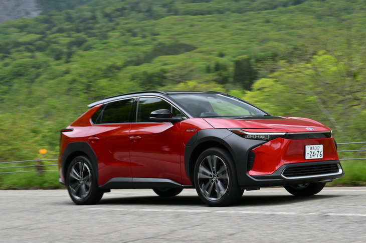 後半枠で試乗した「トヨタbZ4X」の4WD車。bZ4Xと「スバル・ソルテラ」のバッテリー容量は、全車共通で71.4kWh。仕様に応じて487～567kmの一充電走行距離を実現している。（WLTCモード）