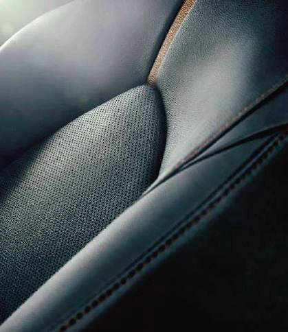 包み込まれるようなフィット感を特長とするフロントシート。
	（Photo：G“レザーパッケージ”。内装色はブラック。）