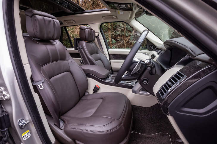 試乗車の前席には、オプションの「シートスタイル10」と呼ばれるヒーター、クーラー、ホットストーンマッサージ機能付きの24ウェイシートが装備されていた。インテリアカラーは、シート部分が「エスプレッソ」、トリムやその他が「アイボリー」のコンビネーション。