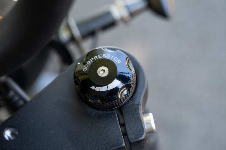 足まわりには前：正立フォーク、後ろ：モノショックのサスペンションを装備。フロントサスペンションはプリロードやコンプレッションの調整が可能だ。