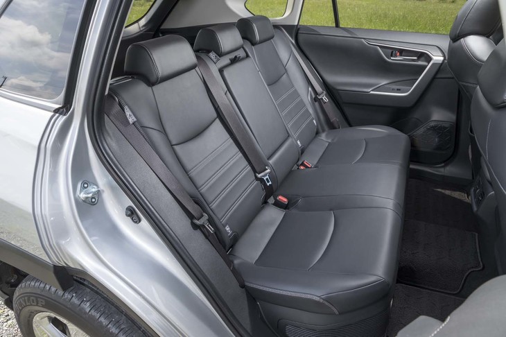 後席空間はご覧の広さ。同じ「GA-Kプラットフォーム」を使う「トヨタ・カムリ」や「レクサスES」にもヒケを取らない。