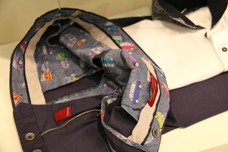 
	「チンクアントゥーノ」のもう一品。「フィアット600ムルティプラ」を配した裏地がナイス。
	