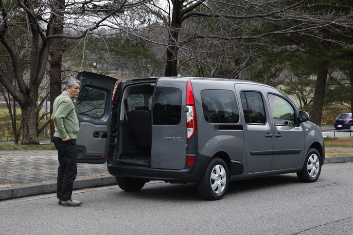 55周年記念特集「拝啓、先輩」の中の1枚。『webCG』でもおなじみの“あの先輩”が選んだ「カングー」は……。（photo：菊池貴之）