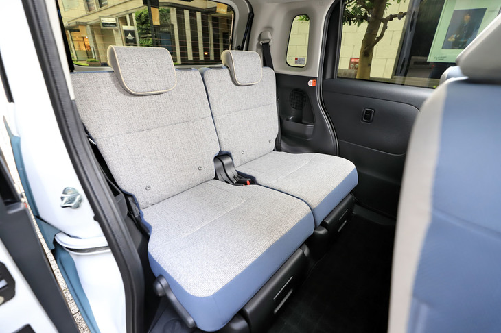 後席は5：5の左右分割式で、個別にリクライニングやスライド調整、格納が可能。スライド長は最大240mmで、荷室側からも操作が可能となっている。