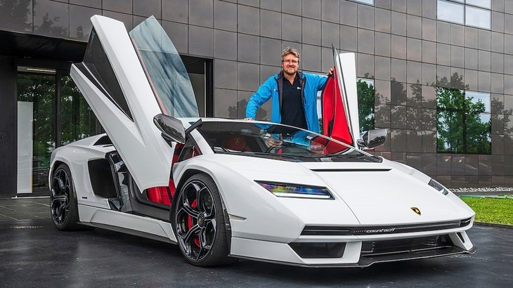 新生「ランボルギーニ・カウンタック」こと「カウンタックLPI800-4」と筆者。試乗の模様は文末の動画でもリポートする。