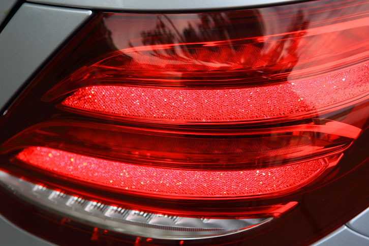 リアコンビランプには、細かな粒子が輝くように見えるデザイン手法を採用。視認性の向上が図られている。