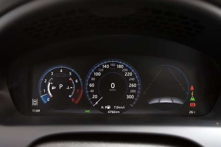 「XJR575」のインストゥルメントパネル。メーターの代わりに12.3インチのTFT液晶パネルが装備される。