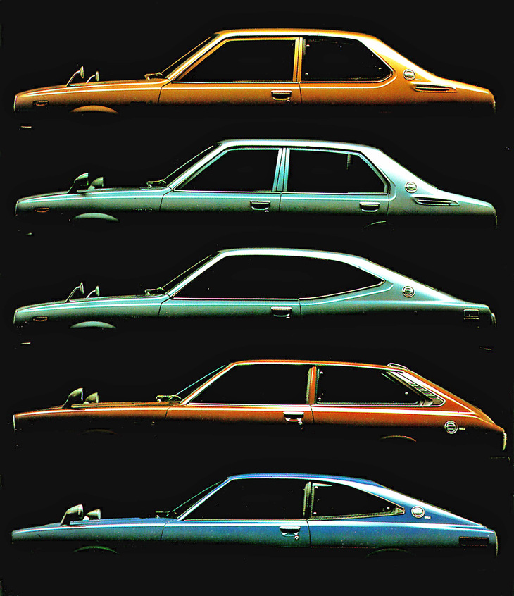 3代目「トヨタ・カローラ」の後期型、1977年以降のボディーバリエーション。上から2ドアセダン、4ドアセダン、2ドアハードトップ、リフトバック（3ドアハッチバック）、2ドアクーペ。このほかに4ナンバーの3／5ドアバンがあった。