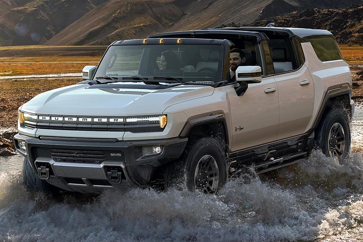 電気自動車ながら、「ハマーEV」は渡河も得意。例えば、水深81cmの水たまりにも進入できる。