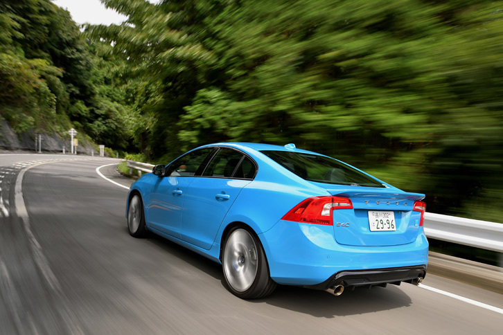 リアスポイラーとディフューザーが後ろ姿をスポーティーに演出する。