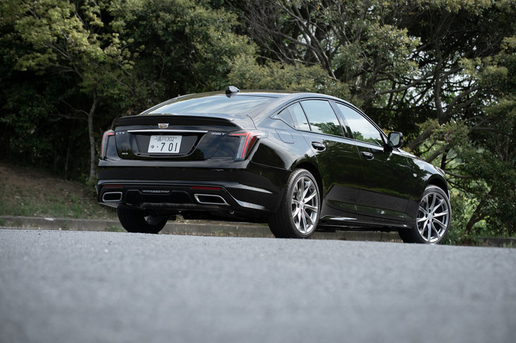 ファストバック風に見えるスタイリングは、コンセプトカー「エスカーラ」から受け継がれた特徴。ボディーカラーは全7色で、「スポーツ」には5色が設定される。