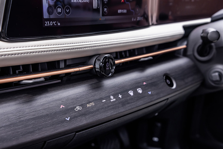 空調の操作はタッチ式のハプティクススイッチで行う。フラットなパネルに各種アイコンが浮かび上がり、振動などの触覚を通じて指先に操作感がフィードバックされる。