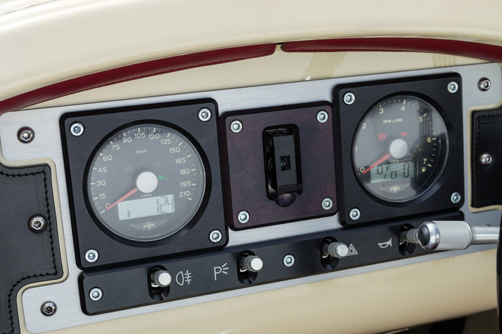 メーターはいずれもアナログ式で、左が速度計、右がエンジン回転計。ガソリン残量は、小さな液晶ディスプレイに“％表示”で示される。