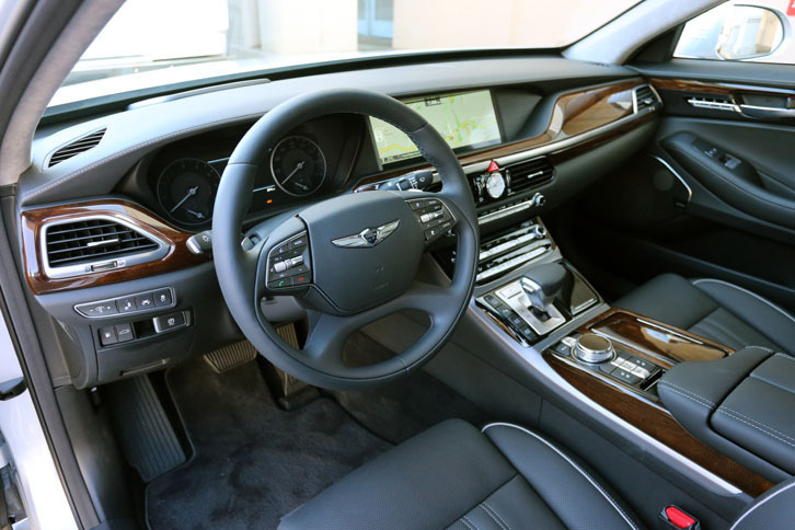 今回試乗したのは3.3リッターV6エンジン搭載車。室内の静粛性は高いレベルにあった。