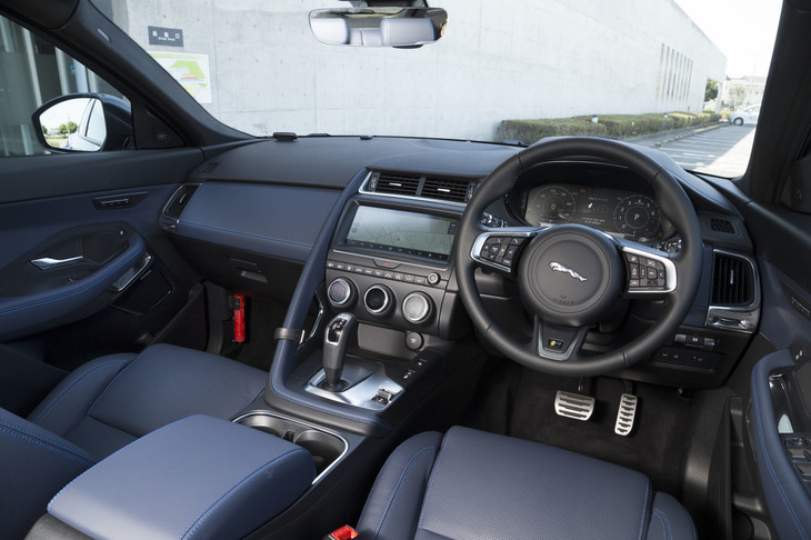 「EペースR-DYNAMIC SE P250」のコックピット。センターコンソールの助手席側にあるハンドグリップをはじめ、ピュアスポーツカー「Fタイプ」を思わせるディテールが見られる。