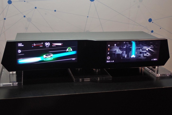 12.3インチディスプレイを横一列に2枚連結した、次世代型のメーターパネル。この両面をフルに使ってユーザーの思い通りにカスタマイズできる点が新しい。写真は左ハンドル車を想定したサンプルで、左半分がドライバー正面、右半分がセンターコンソール部にあたる。