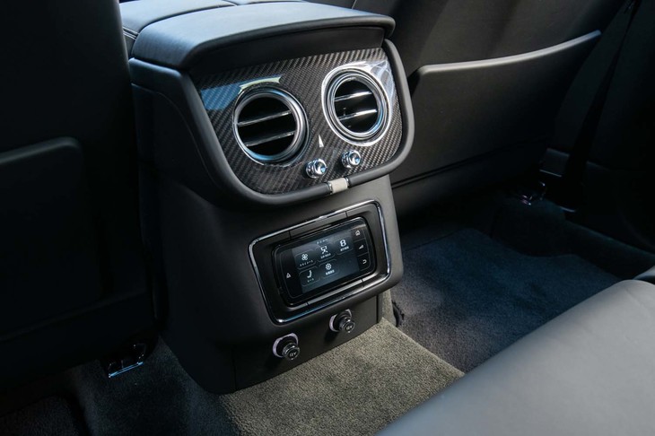 後席用のエアコン吹き出し口。その下には、空調のほか、シート、エンターテインメントシステムなどを操作する液晶パネルが配される。