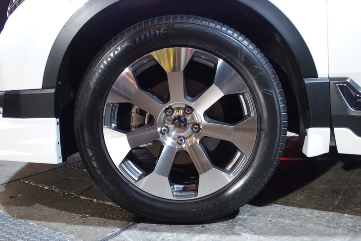 「MUGEN CR-V」（無限用品装着車）のホイール。サイズは19インチとなる。