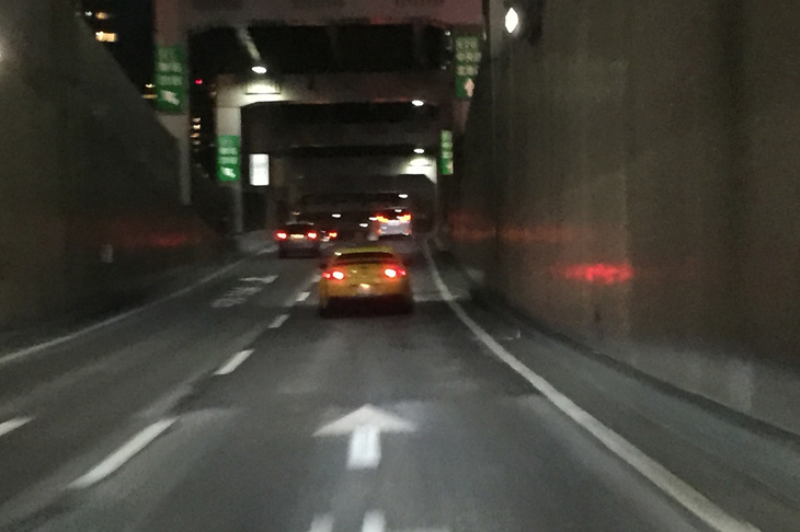 続いて「マツダRX-8」にもぶち抜かれる。と同時に追尾を試みたが、さすがに111PSの「マツダ3ファストバック15S」ではまったく歯が立たない。