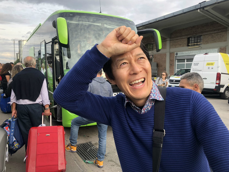 約6時間の旅の終わり。ナポリのバスターミナルで南部の太陽を浴びる筆者。