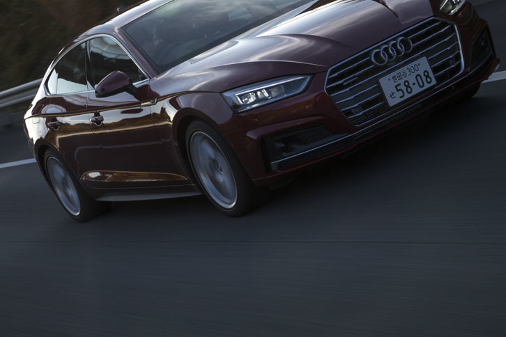 早朝の東名高速道路を西へひた走る「A5スポーツバック」。クワトロ4WDシステムが卓越した直進安定性をもたらす。