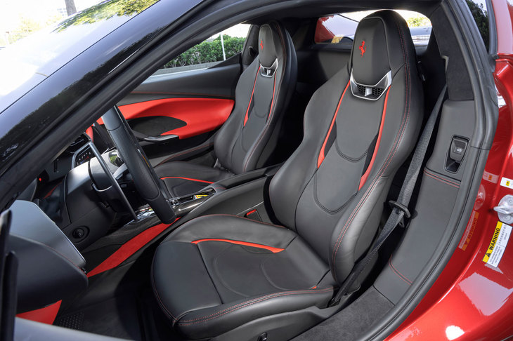 シートには高品質なイタリアンレザーを使用。シート後方にはささやかな収納スペースが設けられている。