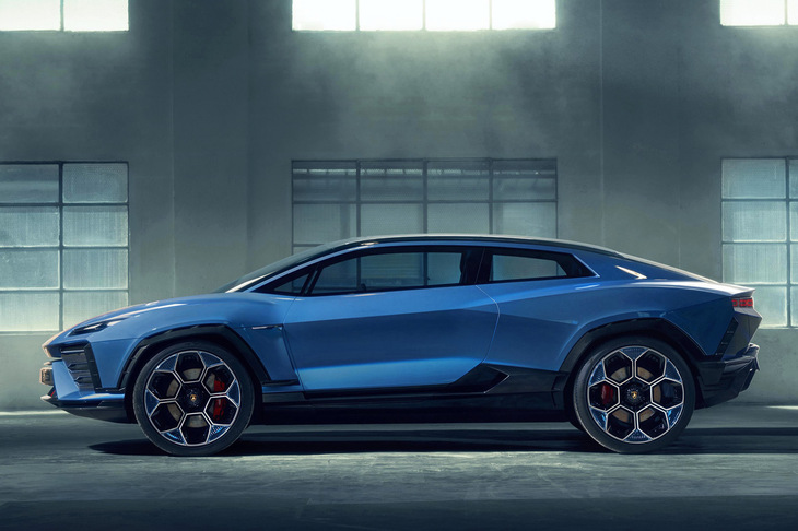 「ランザドール」はBEVのコンセプトモデル。SUVとクーペのスタイルを融合した、2＋2のシートレイアウトを持つグランドツアラーだ。前傾した六角形のフェンダーモールなどに、「カウンタック」のモチーフが見られる。