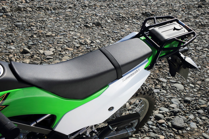 シート高は885mm。競技専用車である「KX」シリーズと同じくフラットなデザインを採用し、ライディングポジションの自由度を高めている。