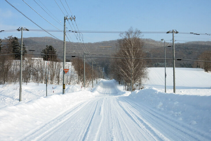 今回の試乗会では、外気温は終始氷点下となっており、路面変化が少ないなかで積雪路・氷盤路での試走を行うことができた。逆にいえば、オールシーズンタイヤの主戦場たるシャーベット路面や、氷・雪・水が入り交じる路面での試走はかなわなかった。