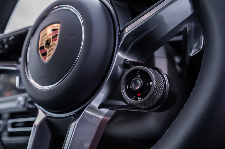 オプションの「スポーツクロノパッケージ」を選択すると、ステアリングホイールのセンター右下にダイヤル式の走行モードセレクターが装備される。