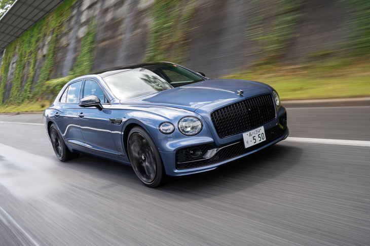 2023年モデルからラインナップに追加された「フライングスパーS」。「ドライビングパフォーマンスとビジュアルプレゼンスを重視した」とされるスポーティーな位置づけのモデルだ。