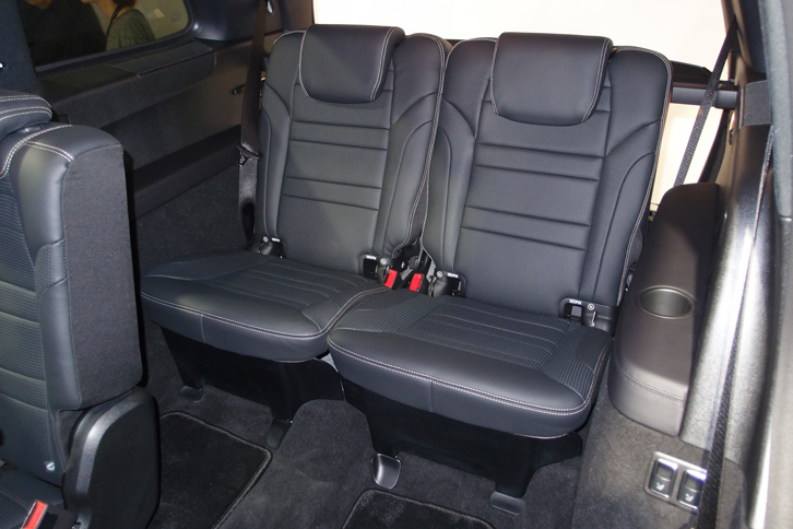 乗車ポジションは、前席から順に2-3-2人の計7人乗り。写真は2人掛けの3列目。