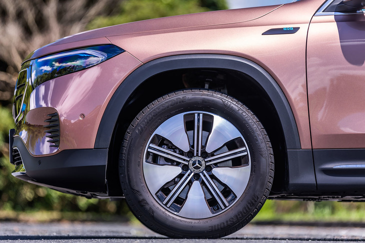 今回試乗した「EQB250」では、標準装備の18インチの5スポークアルミホイールに235/55R18サイズの「ブリヂストン・トランザT005」タイヤが組み合わされていた。