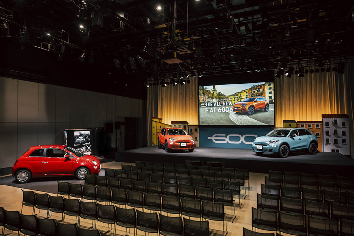 「フィアット600e」発表イベント会場の様子。