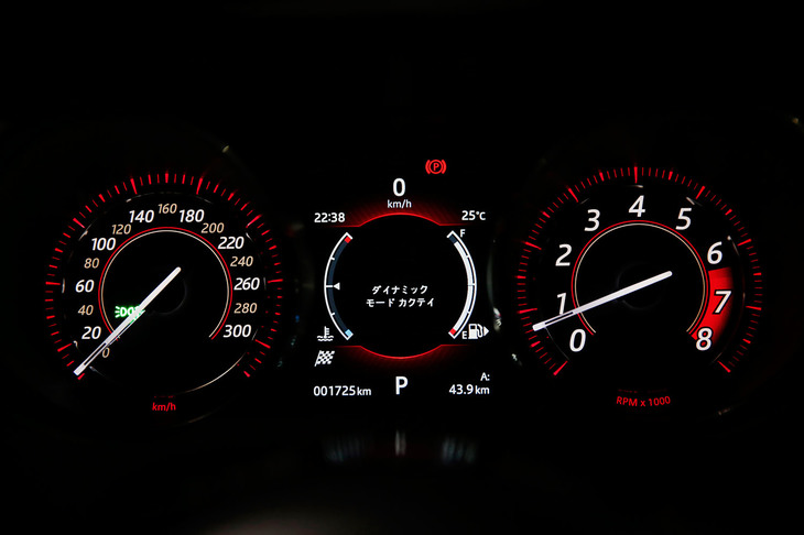 メーターパネルはアナログタイプの2眼式（中央はマルチインフォメーションディスプレイ）。ダイナミックモードを選択すると、写真のように目盛りの色が赤に変わる。