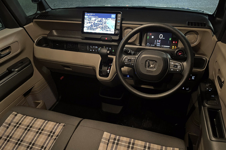 7インチTFT液晶メーターや2本スポークのステアリングホイール、レバー式のシフトセレクターなど、インストゥルメントパネルの基本デザインや装備は「N-BOX」「N-BOXカスタム」に準じたものとなる。