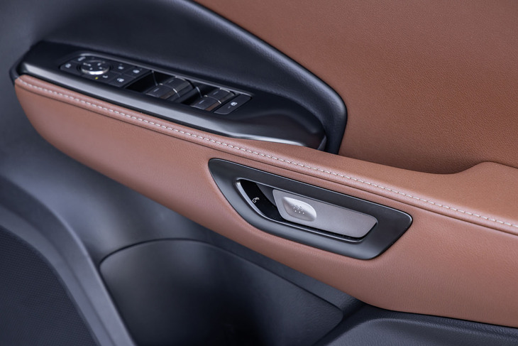 レクサス車ではおなじみのワンアクションでのスムーズなドアオープンを可能にする「e-ラッチ」を、インサイドドアハンドル（写真）とアウトサイドドアハンドルに採用。前者は、グリップに手をかけたときに親指位置のプレートを軽く押し込むと、ロックがリリースされる。