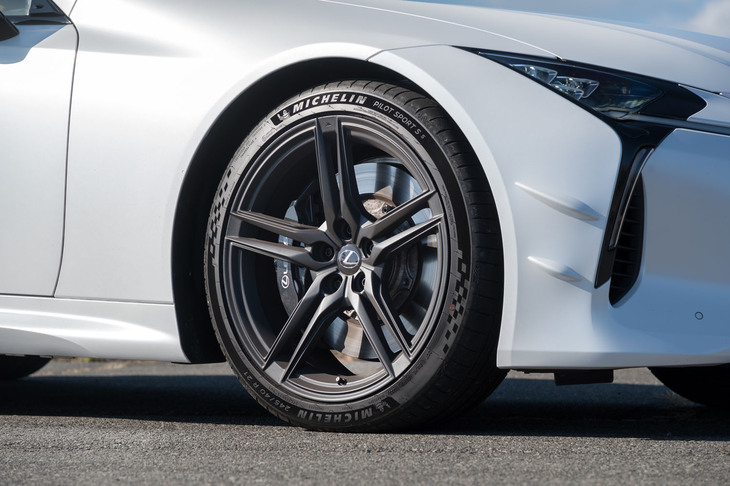 年次改良によってカタログモデルも合わせて非ランフラットタイヤが標準装備に。この試乗車は「ミシュラン・パイロットスポーツS 5」を履いていた。ホイールがハブボルト締結になったのも新しい。