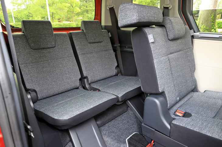 3列目シートは2人乗り。大人が長時間乗るにはいささか厳しい空間だが、左右のサイドデッキに収納を設けるなど、アメニティーにも気が使われている。
