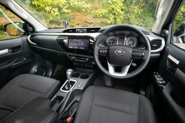 インストゥルメントパネルまわりのデザインは、曲線を多用した乗用車ライクなもの。空調は「Z」がオートエアコン、「X」がマニュアルエアコンとなる。