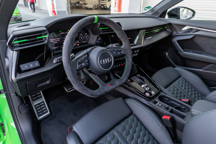 今回試乗した「RS 3セダン」は左ハンドルの欧州仕様車。インテリアでは「キャラミグリーン」の外装色に合わせた緑色のステッチや加飾が目を引く。