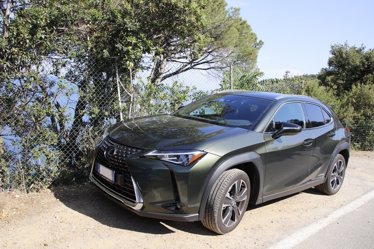 エルバ島にて見た「レクサスUX」。2019年撮影。