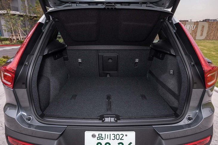 荷室容量は460リッター。ライバルと目されるアウディの「Q3」と同じキャパシティーとなる。荷室床下にはサブトランクも用意している。