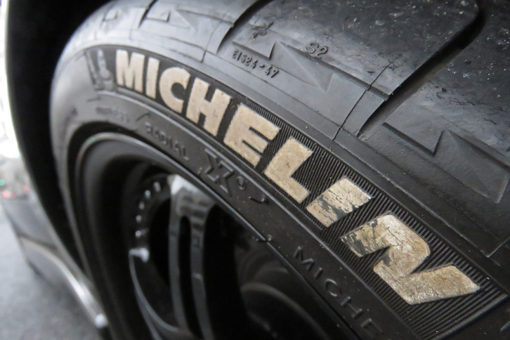 前オーナーのDIYとおぼしきミシュランの“ホワイトレター”。くすみ、色落ちして、いい味が出てきた。タイヤを交換したら、ぜひ記者もタイヤマーカーを使わせていただく。