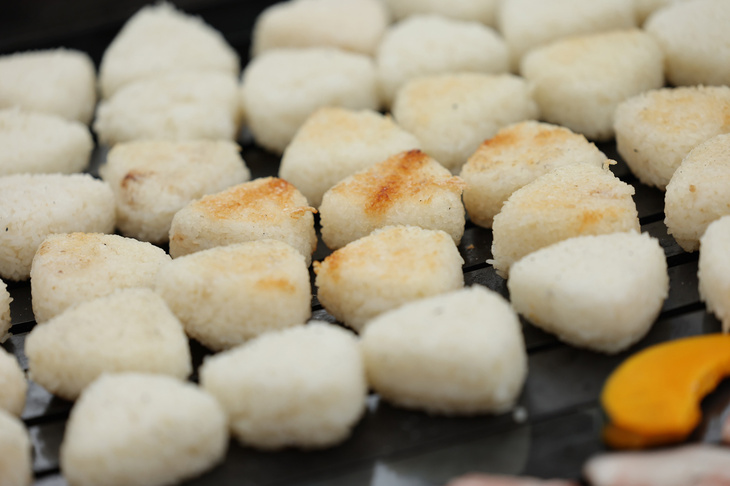 焼きおにぎりも、大変おいしゅうございました（岸 朝子風）。