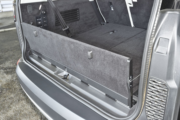 標準で備わる「電動インナーテールゲート」。荷物の積み下ろしを楽にするだけでなく、荷物が多い時の固定具にもなる。