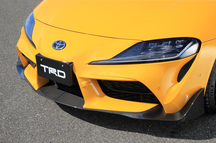 3ピースのフロントスポイラーは、標準のデザインを踏襲しつつ左右のフィンを大型化。ダウンフォースを増加させ、高速走行時のリフトアップを抑制する。