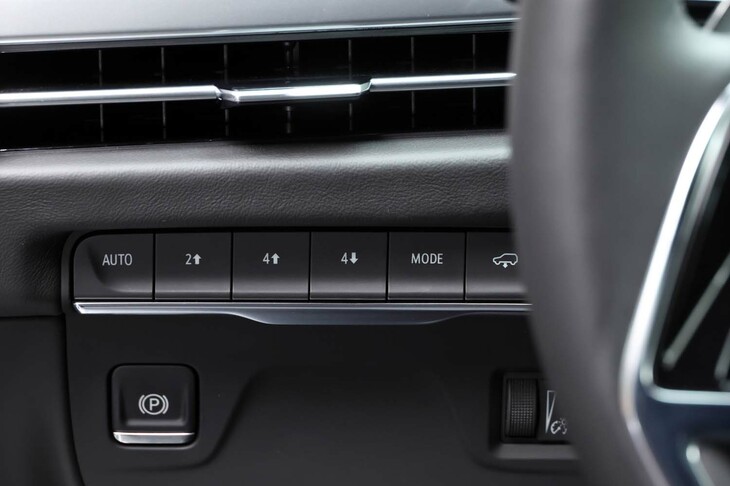 駆動方式の切り替えは、ダッシュボード左端にズラリと並んだスイッチで操作。このあたりは意外とアナログだ。ローレンジのギア比は2.720である。