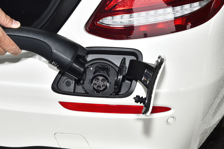 充電ポートは車体の右後ろにある。満充電までに必要な時間は、AC200V電源使用で約4時間以内とのことだ。